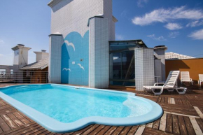 Apto c churrasq, piscina e wi-fi a 200m da praia